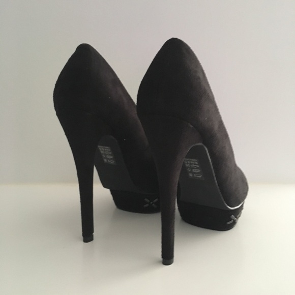 Black Pump with Stud Detail and Island Platform - Picture 6 of 6